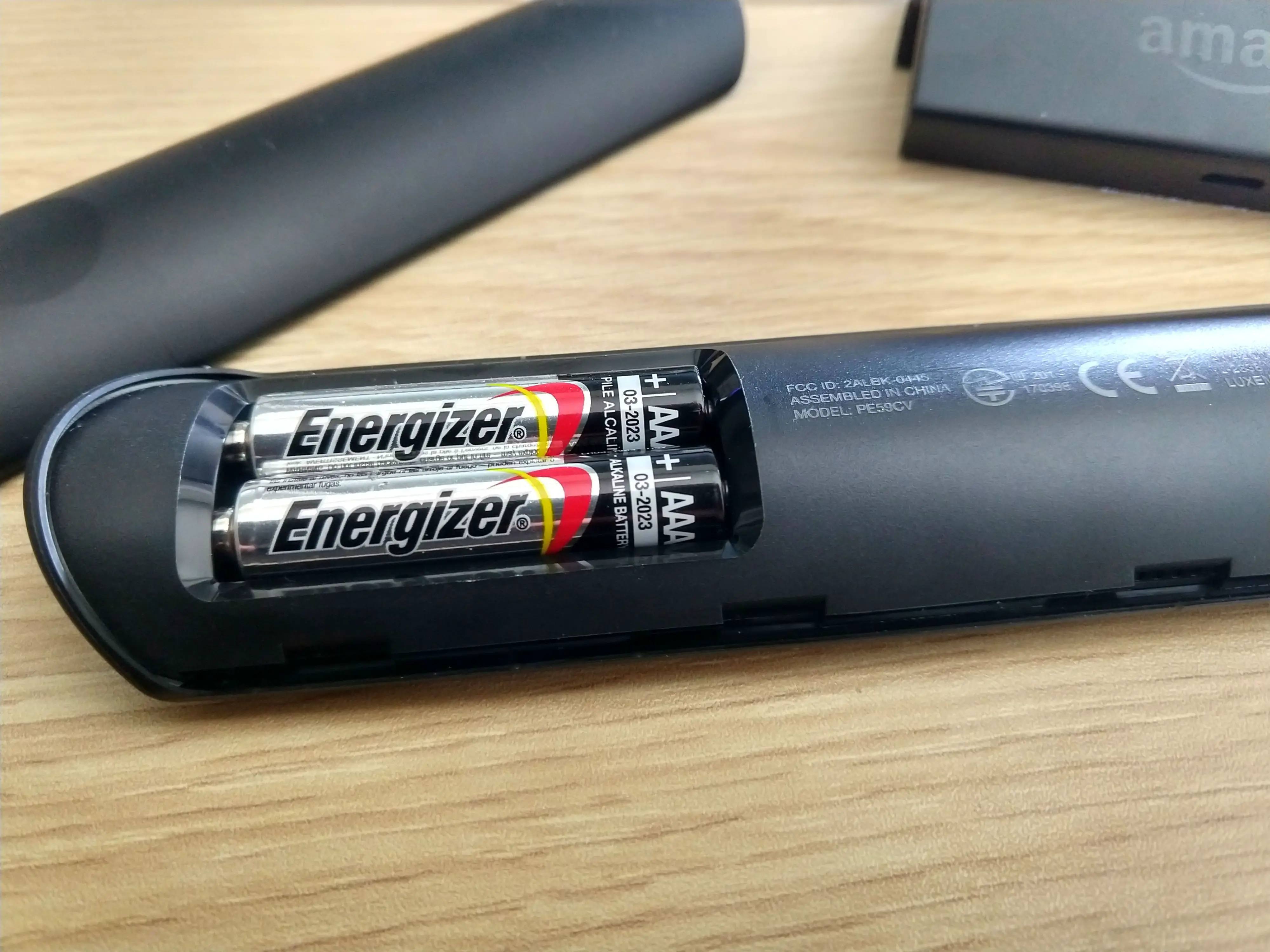Uma fotografia de novas baterias em um controle remoto Fire Stick.