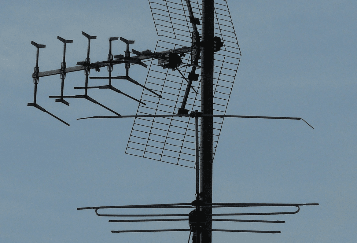 Foto de uma antena omnidirecional no telhado