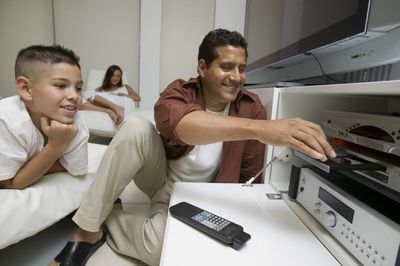 Pai e filho usando DVD player