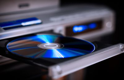 Um disco de DVD em um player