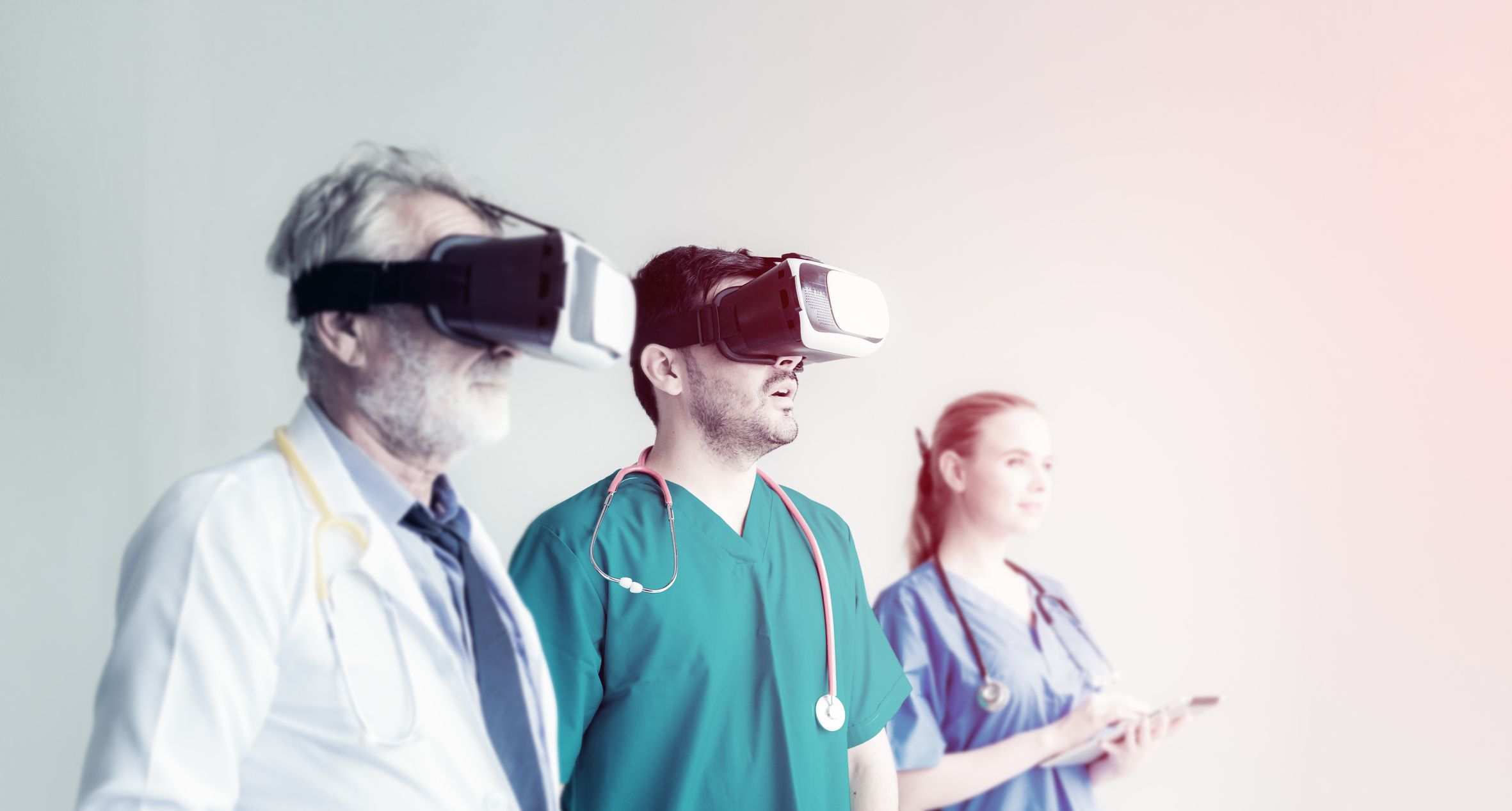 Médicos usando óculos de realidade virtual com uma enfermeira por perto.