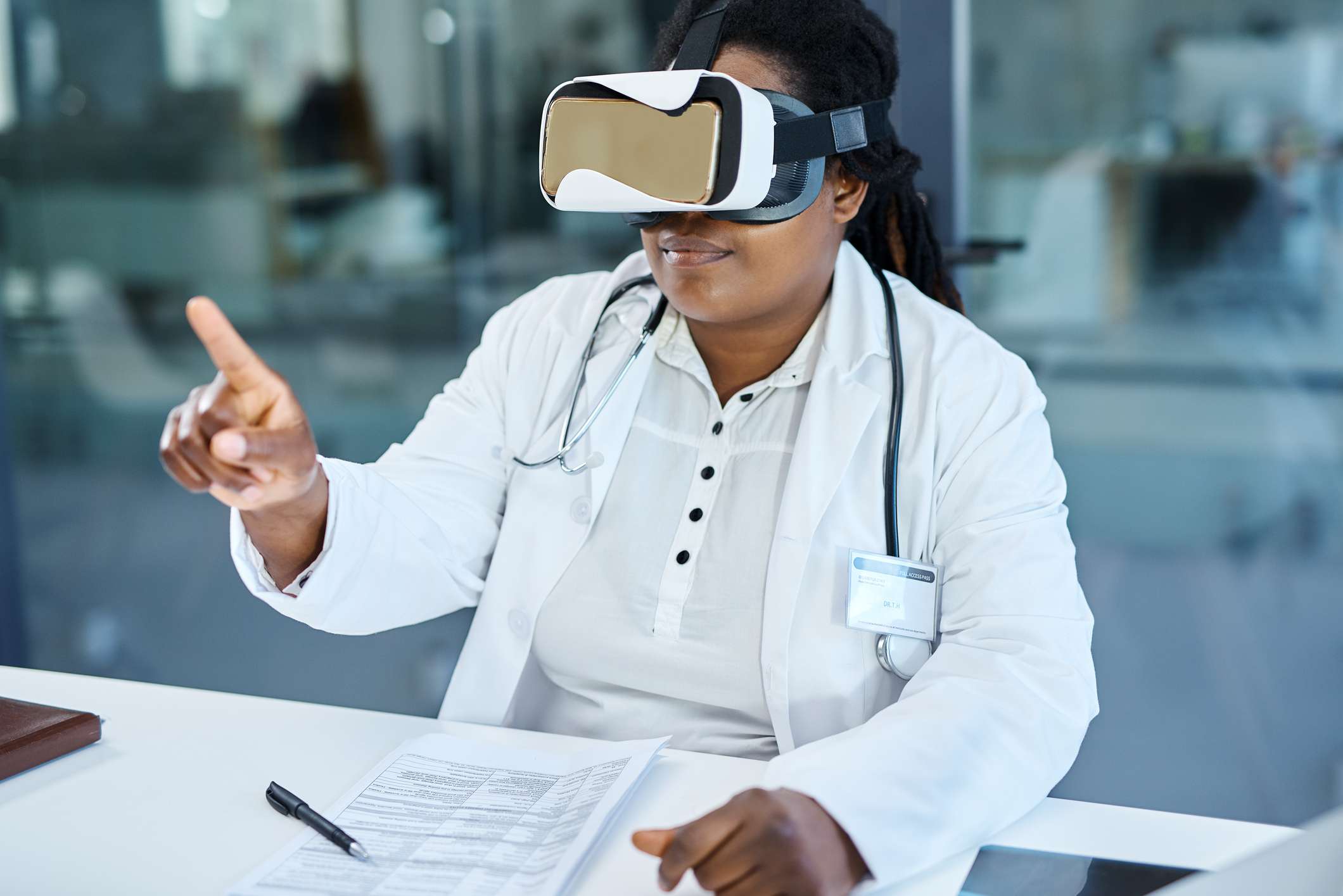 Um estudante de medicina interagindo com um fone de ouvido VR.