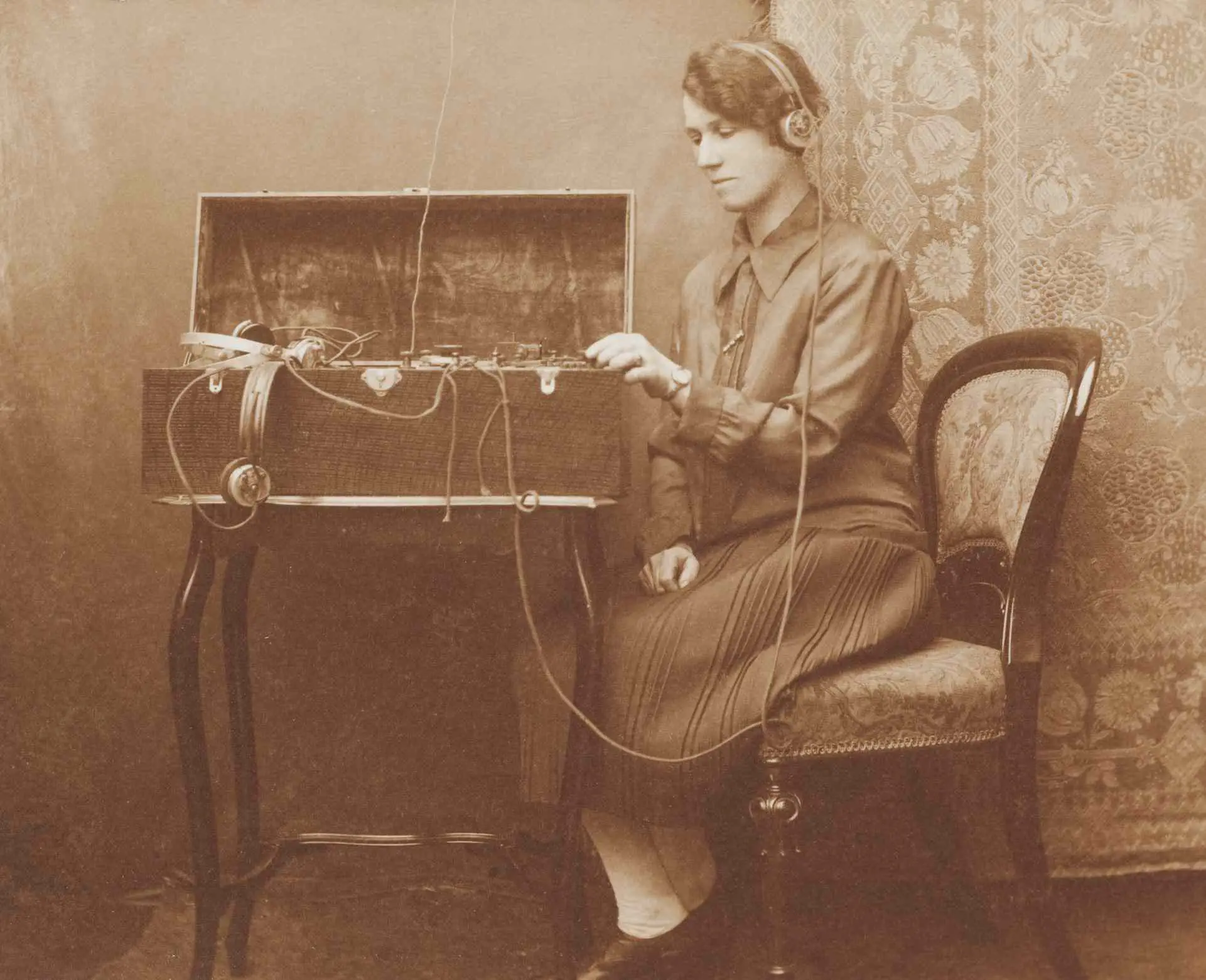 Uma foto do tempo de guerra de um comunicador em código Morse.