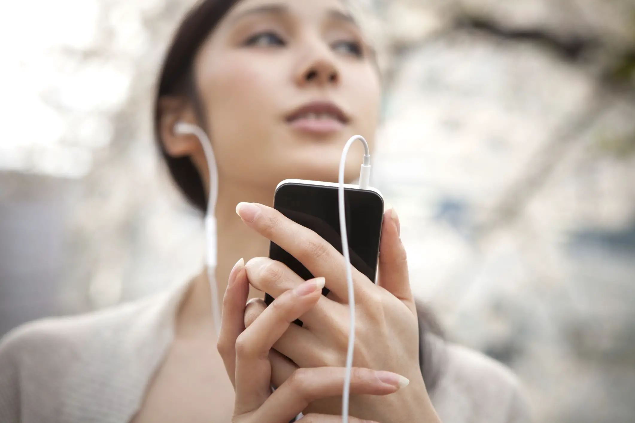 Mulher ouvindo iPod com fones de ouvido