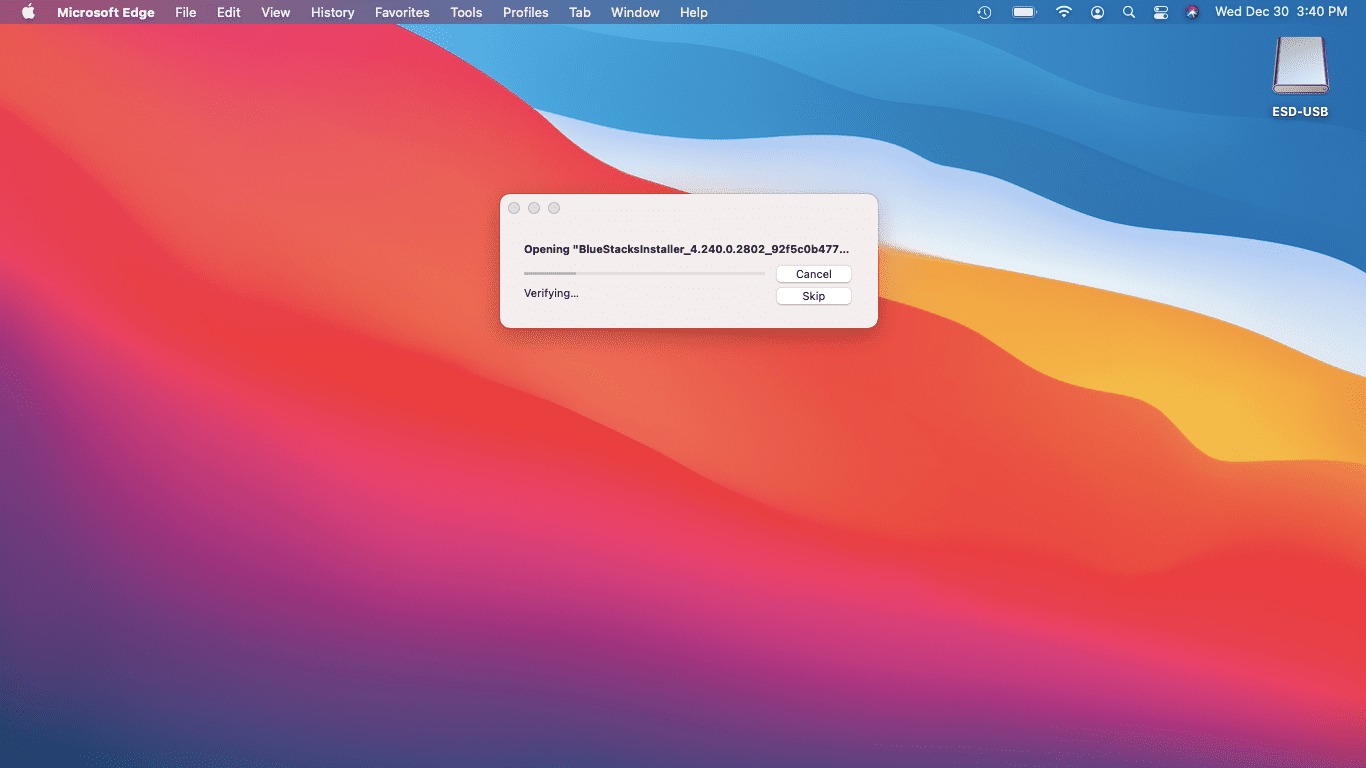 Abrindo o instalador do BlueStacks no macOS.