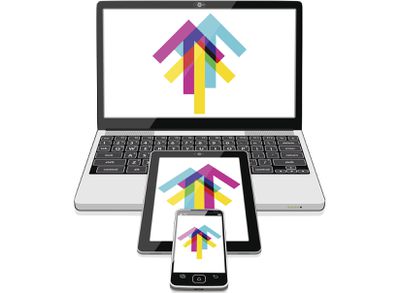 Ilustração de computador, tablet e telefone inteligente com setas de compartilhamento nas telas
