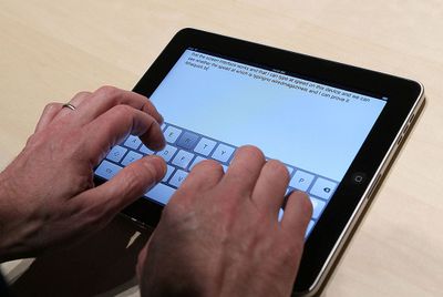 Mãos digitando no iPad