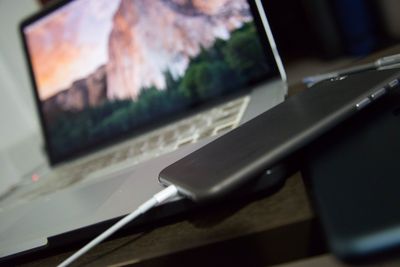 Um iPhone conectado a um MacBook