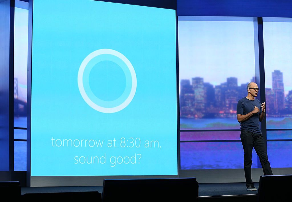 Satya Nadella demonstra Cortana, uma nova função de assistente pessoal digital para Windows phones, ao fazer um discurso durante a conferência de desenvolvedores do Microsoft Build de 2014.