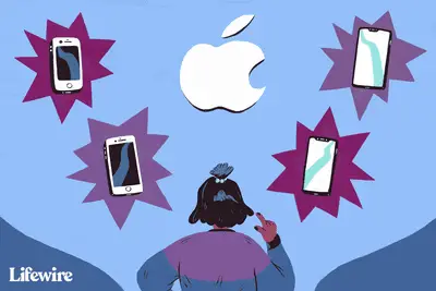 Pessoa escolhendo entre várias versões do Apple iPhone