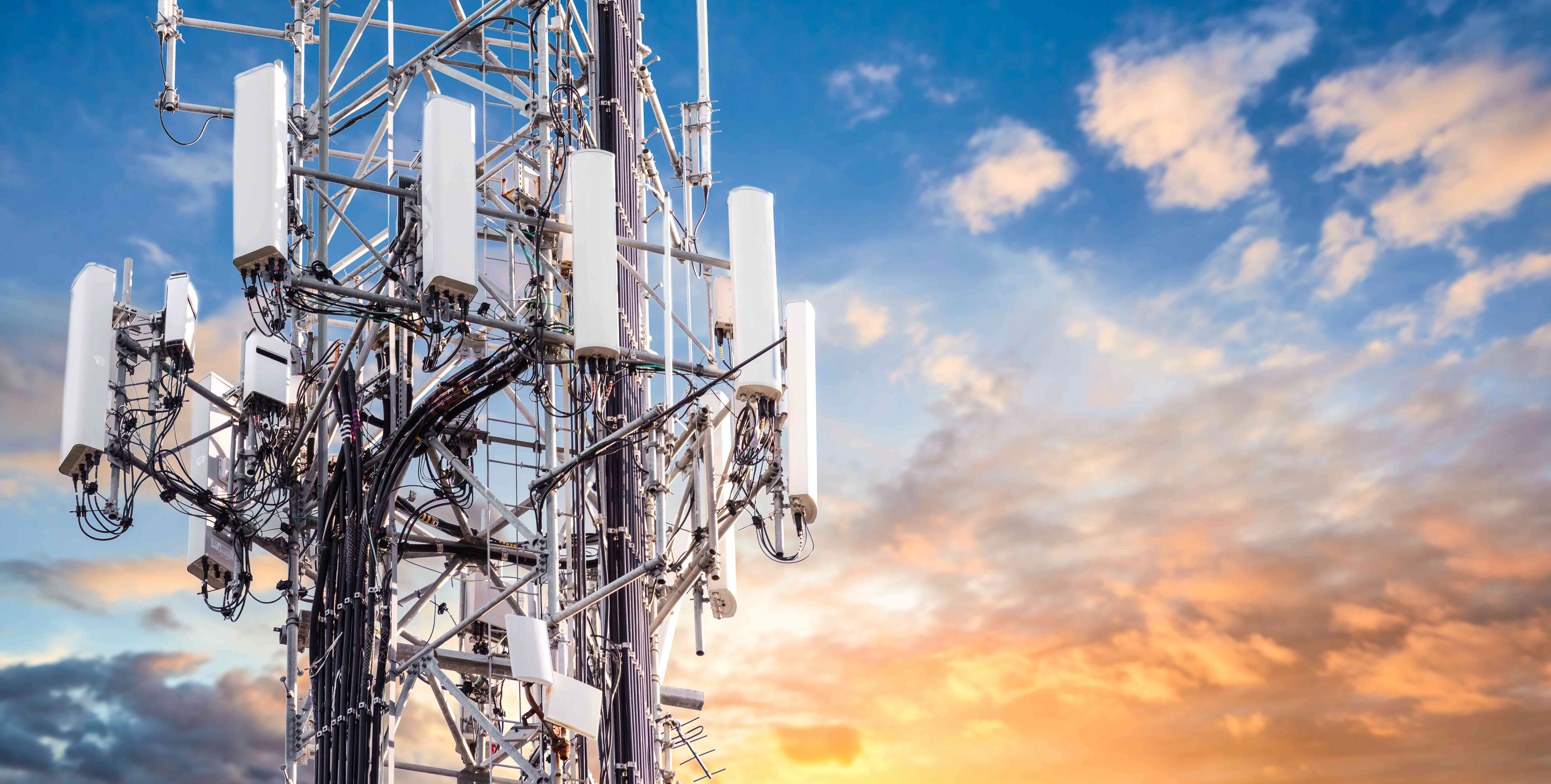 5G Sunset Cell Tower: Torre de comunicação celular para celular e transmissão de dados de vídeo