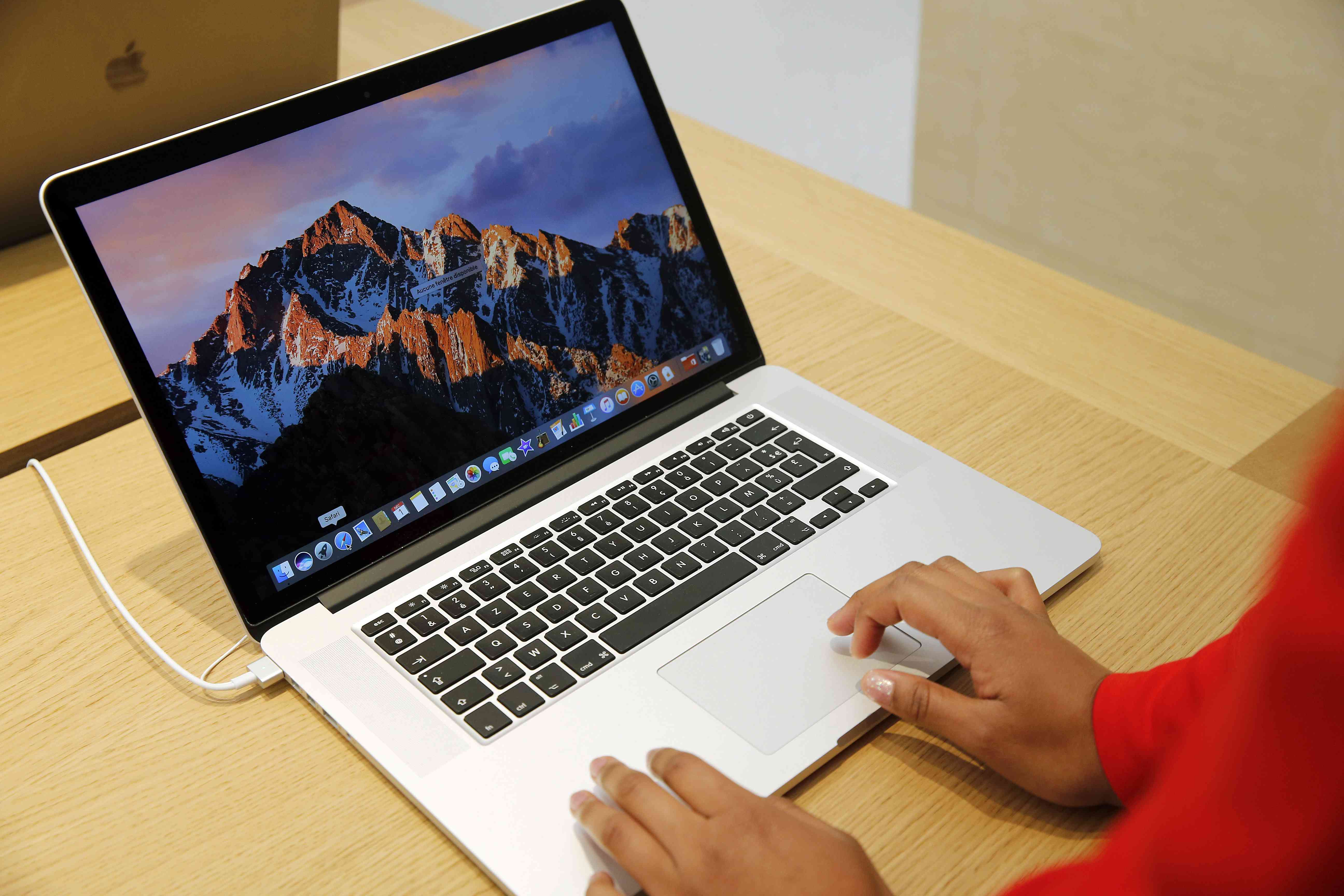Pessoa usando o trackpad em um MacBook Pro