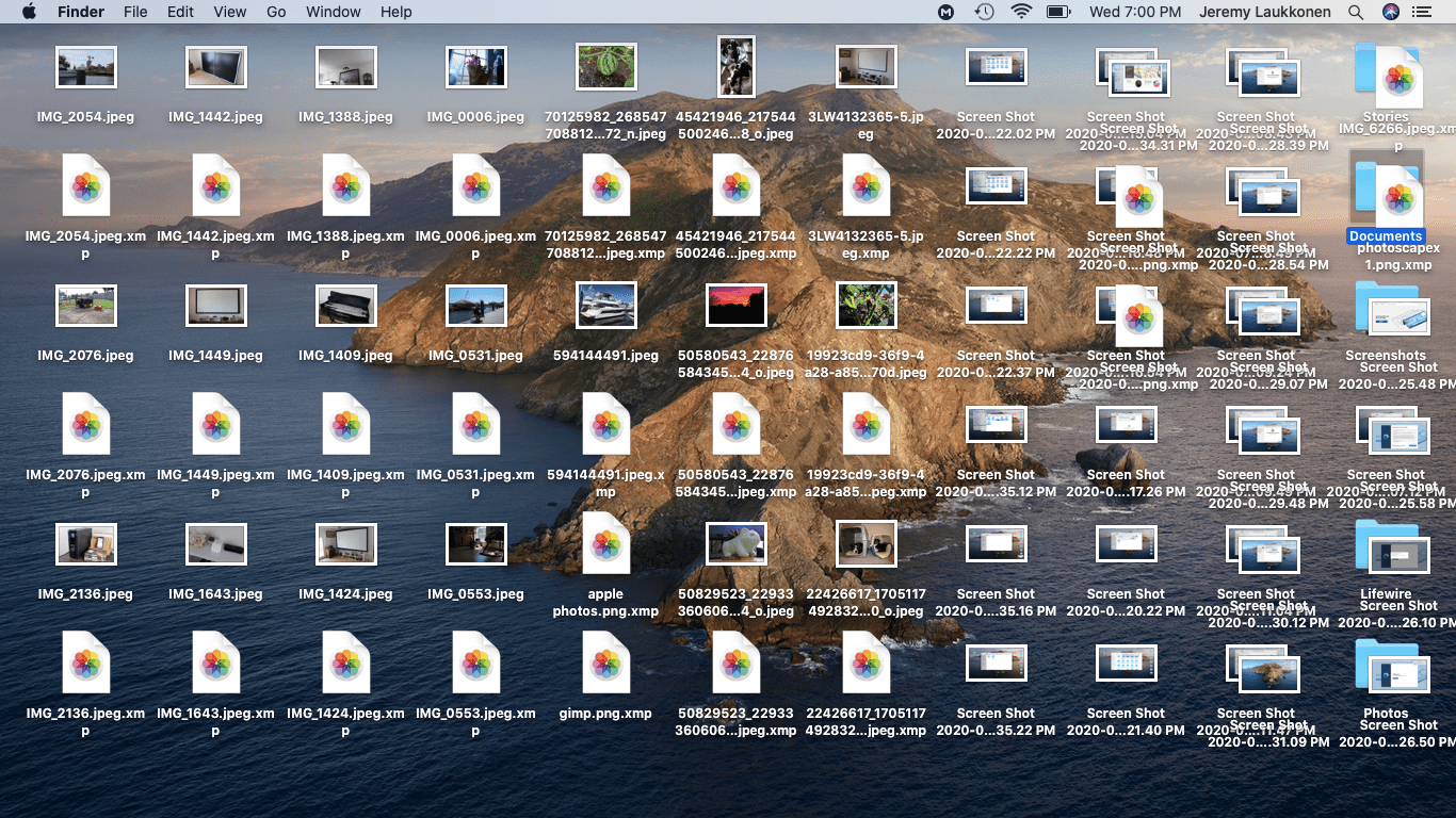 Um desktop Mac desordenado.