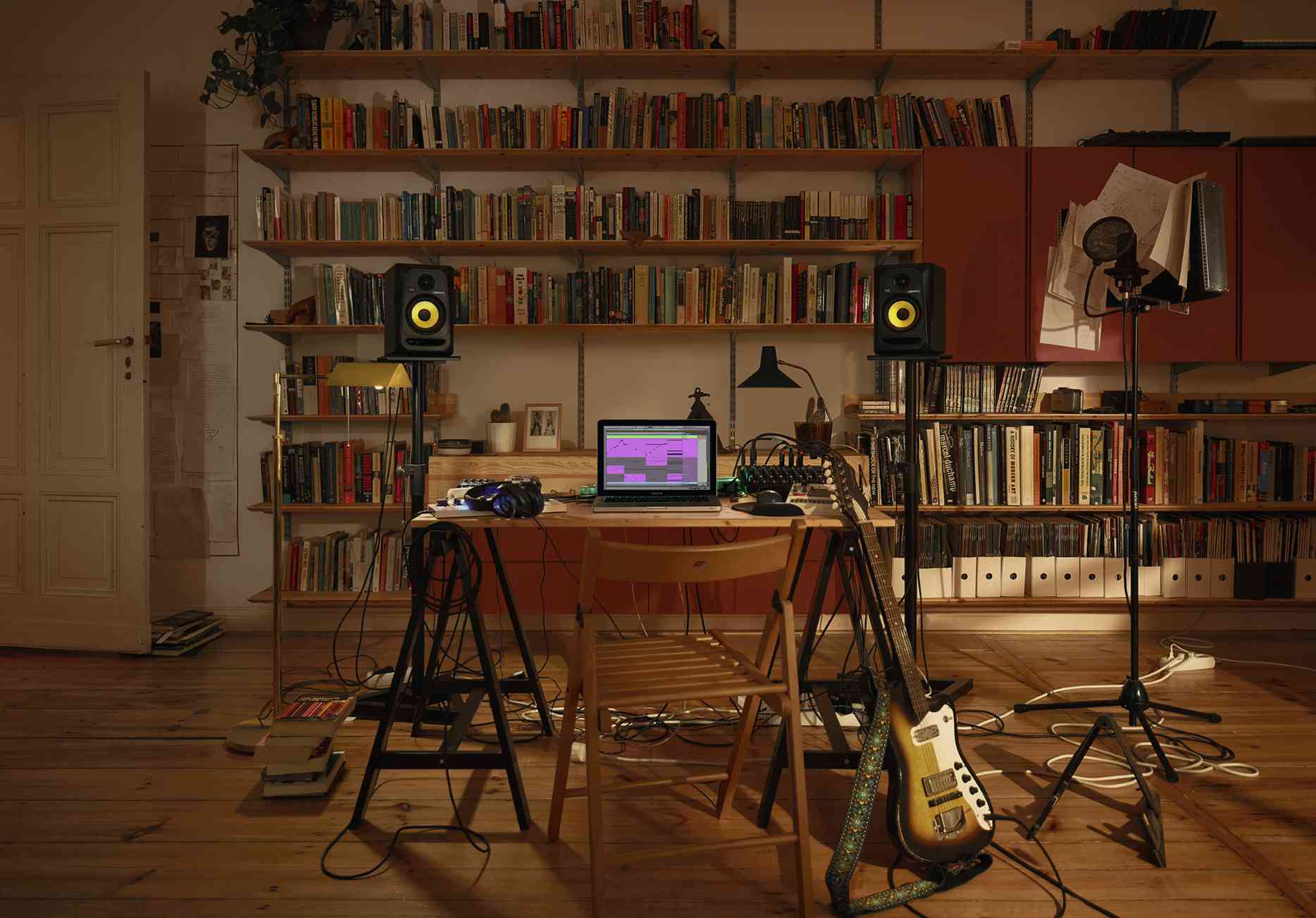 Ableton Live em um laptop em um estúdio de música. 
