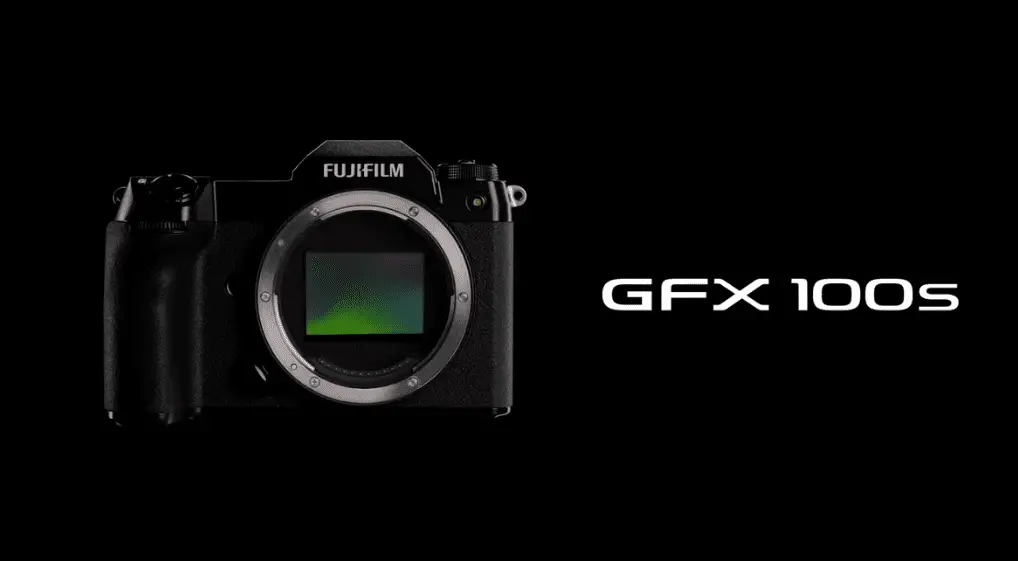 Câmera Fujifilm GFX 100s em um fundo preto