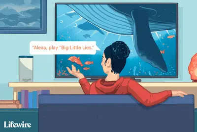 Alguém pedindo a Alexa "Play Big Little Lies" em um sofá em frente a uma grande TV