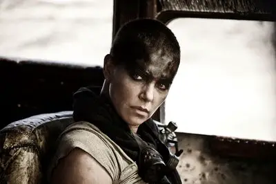 Charlize Theron como Imperator Furiosa em Mad Max: Fury Road (2015)