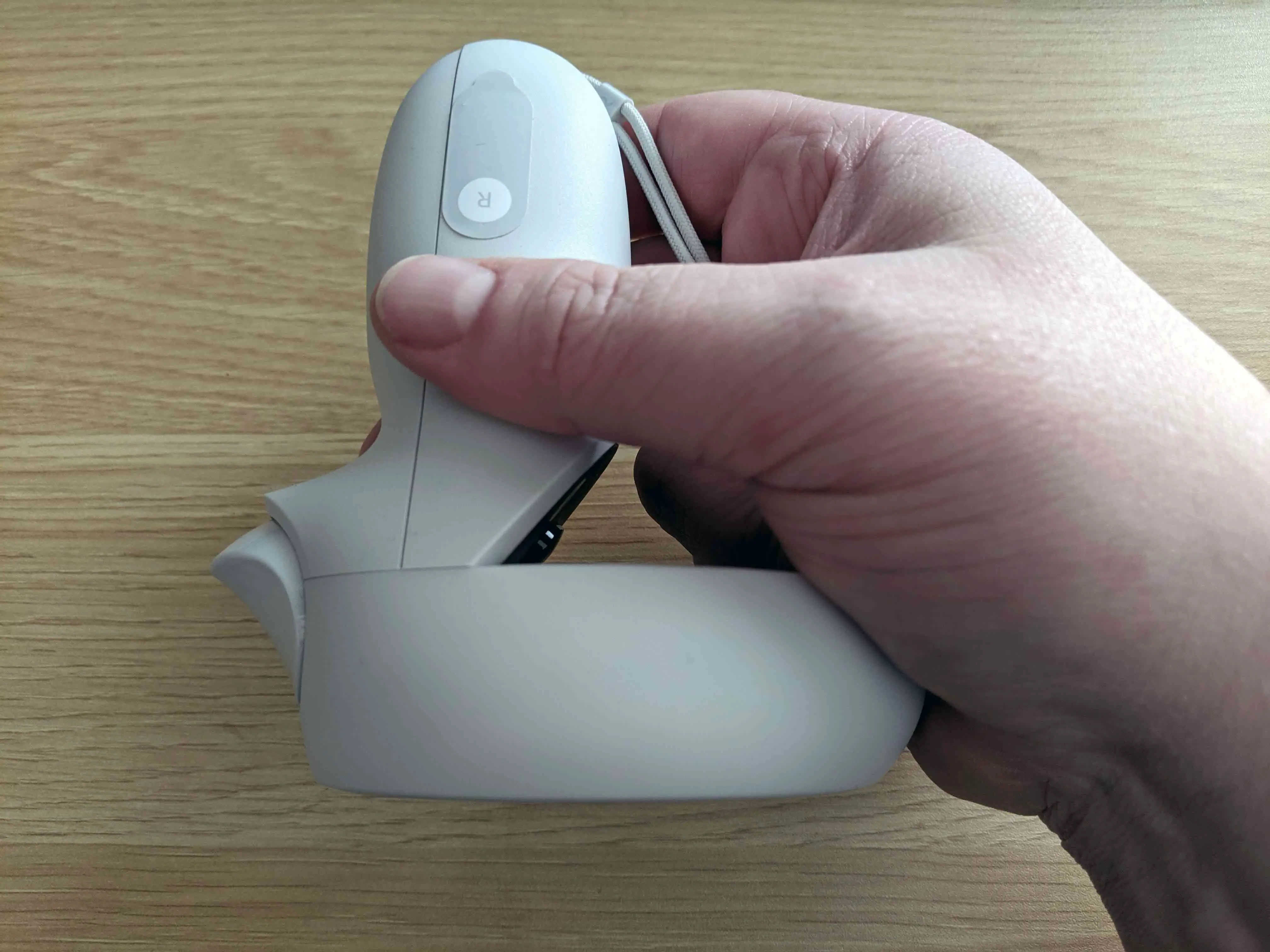 Um controlador Oculus Quest mostrando como remover a tampa.