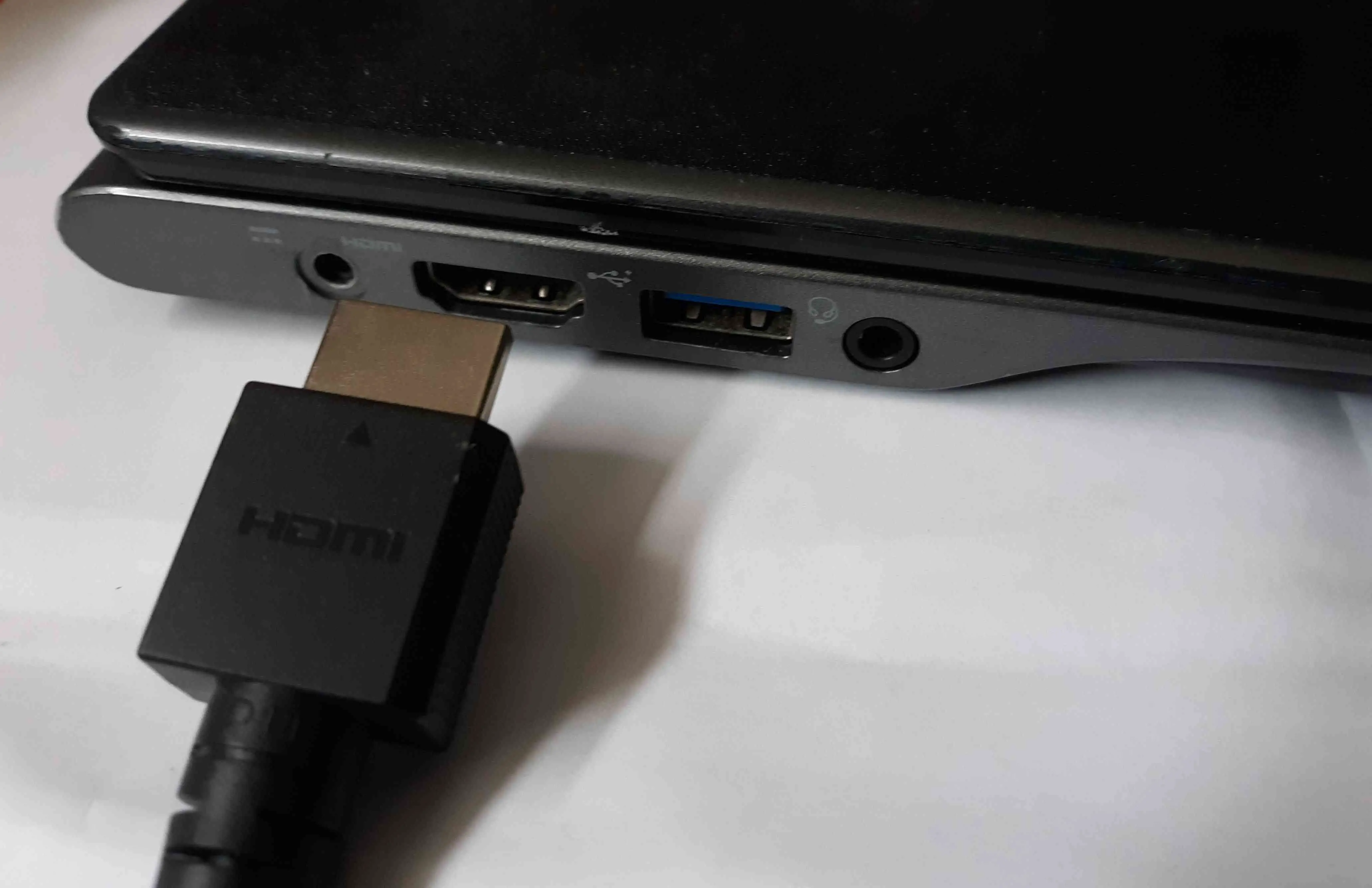Insira uma extremidade do cabo HDMI em seu Chromebook.