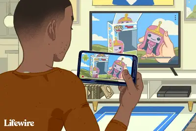 Pessoa enviando vídeo de um boneco de brinquedo de uma princesa chiclete para uma grande TV de seu telefone
