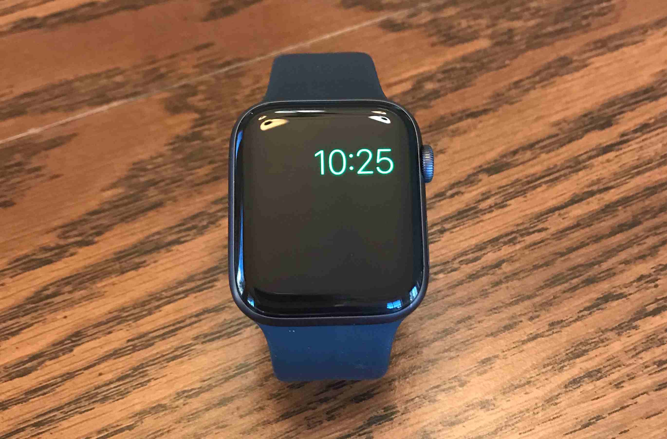Um Apple Watch mostrando apenas o tempo no modo de reserva de energia