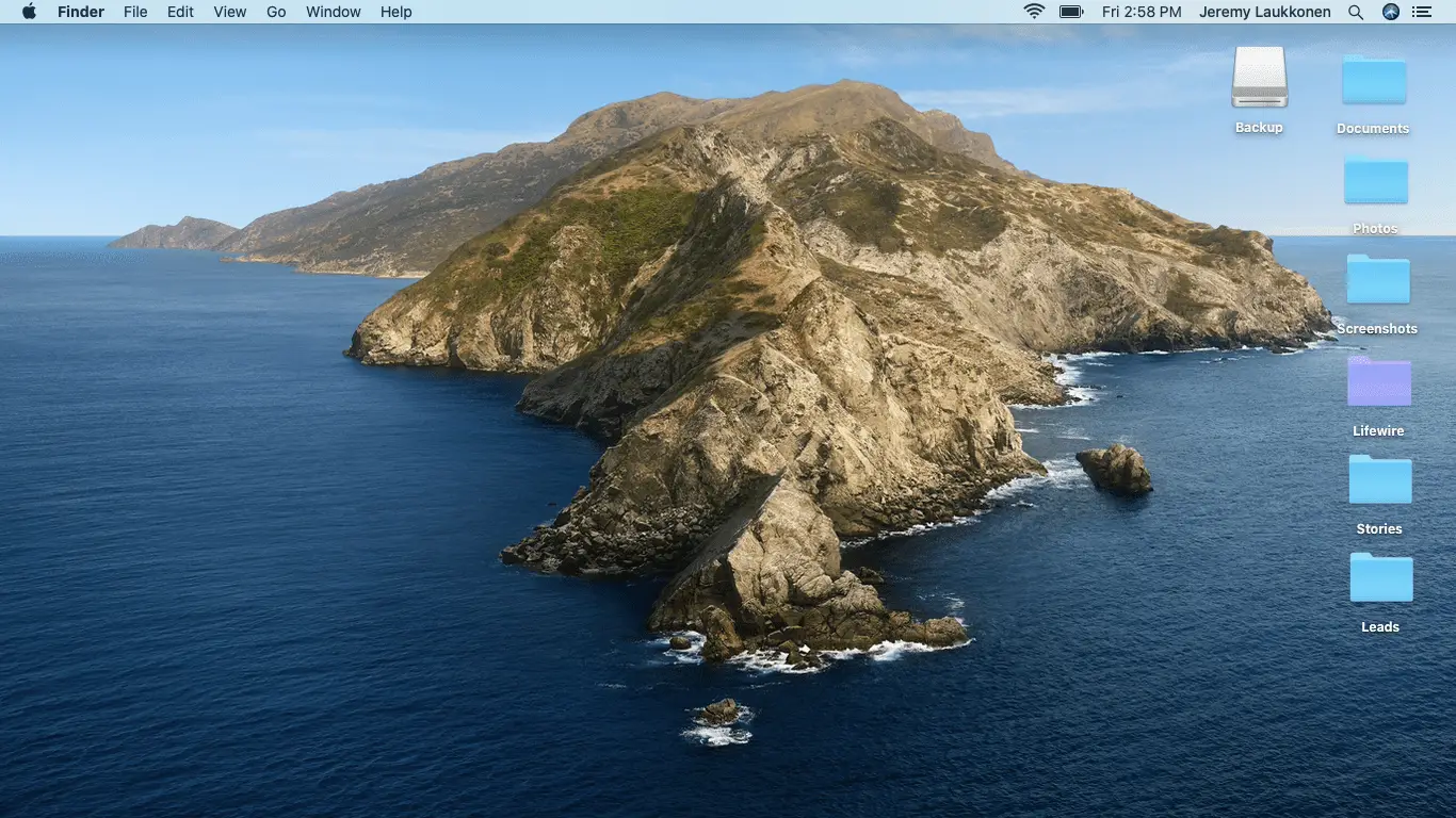 Uma captura de tela de um Mac com uma unidade flash USB conectada.