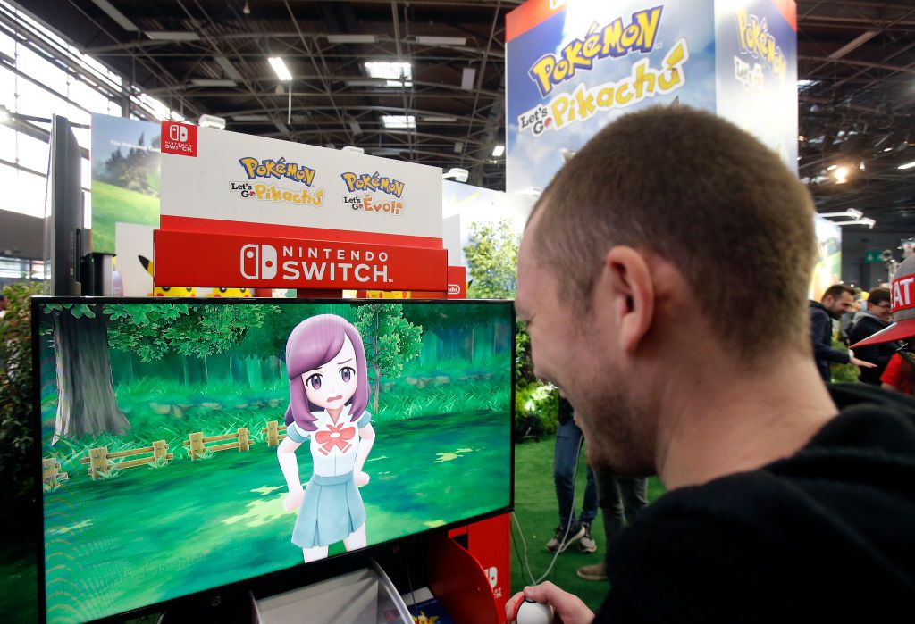 Um jogador jogando Pokémon no Nintendo Switch. 