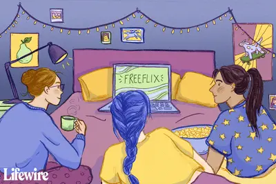 Grupo de adolescentes assistindo FreeFlix em um laptop