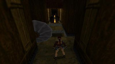 Lara Croft se aproxima de uma armadilha no corredor em Tomb Raider II