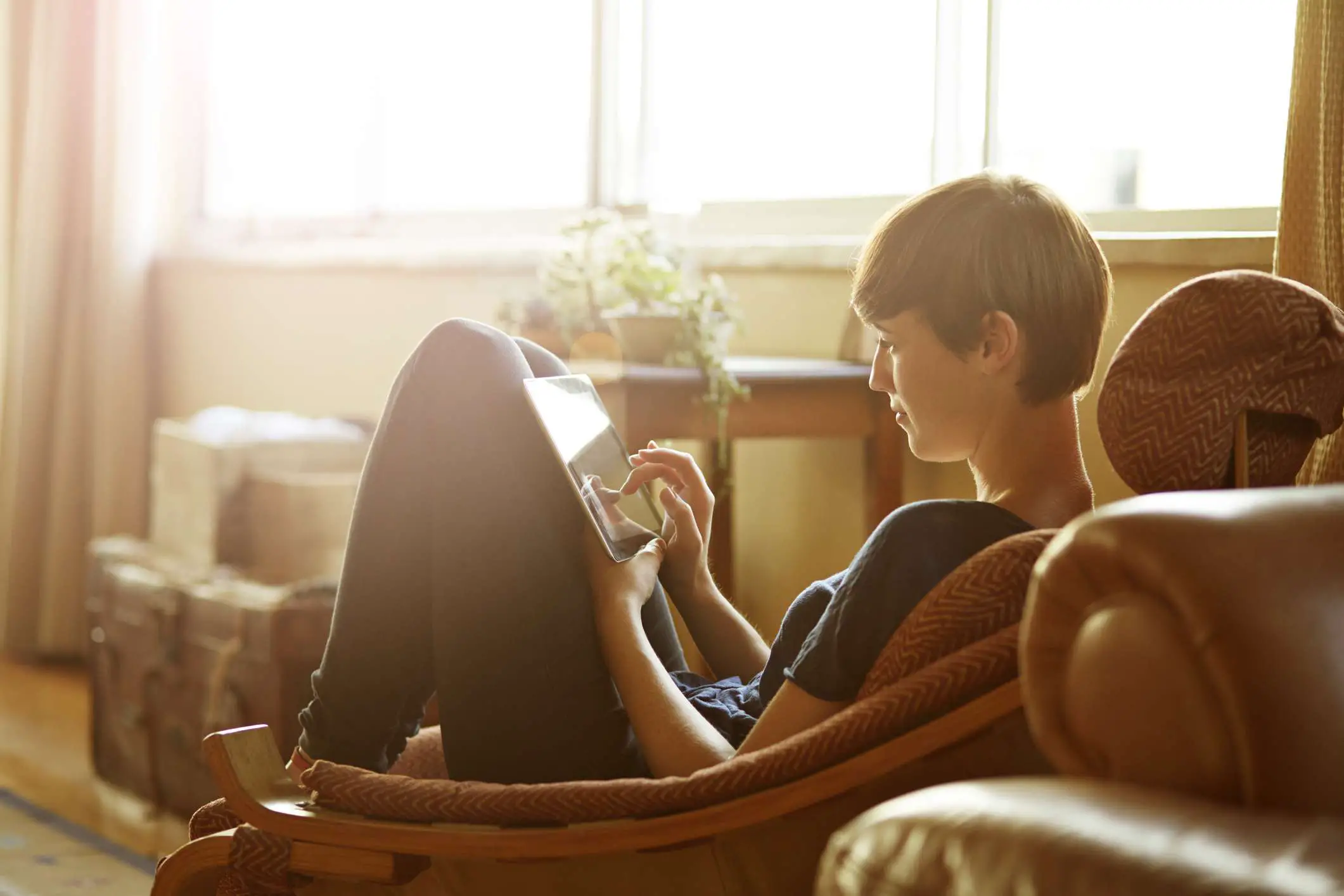 mulher relaxando em casa com tablet