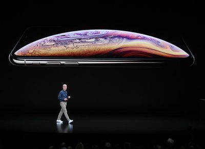 Tim Cook subindo no palco em frente ao iPhone XS no anúncio