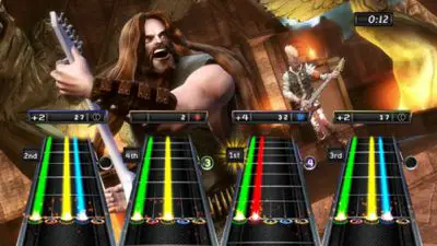Tela de jogo do Guitar Hero 5 com quatro trilhos de guitarra e dois personagens no jogo