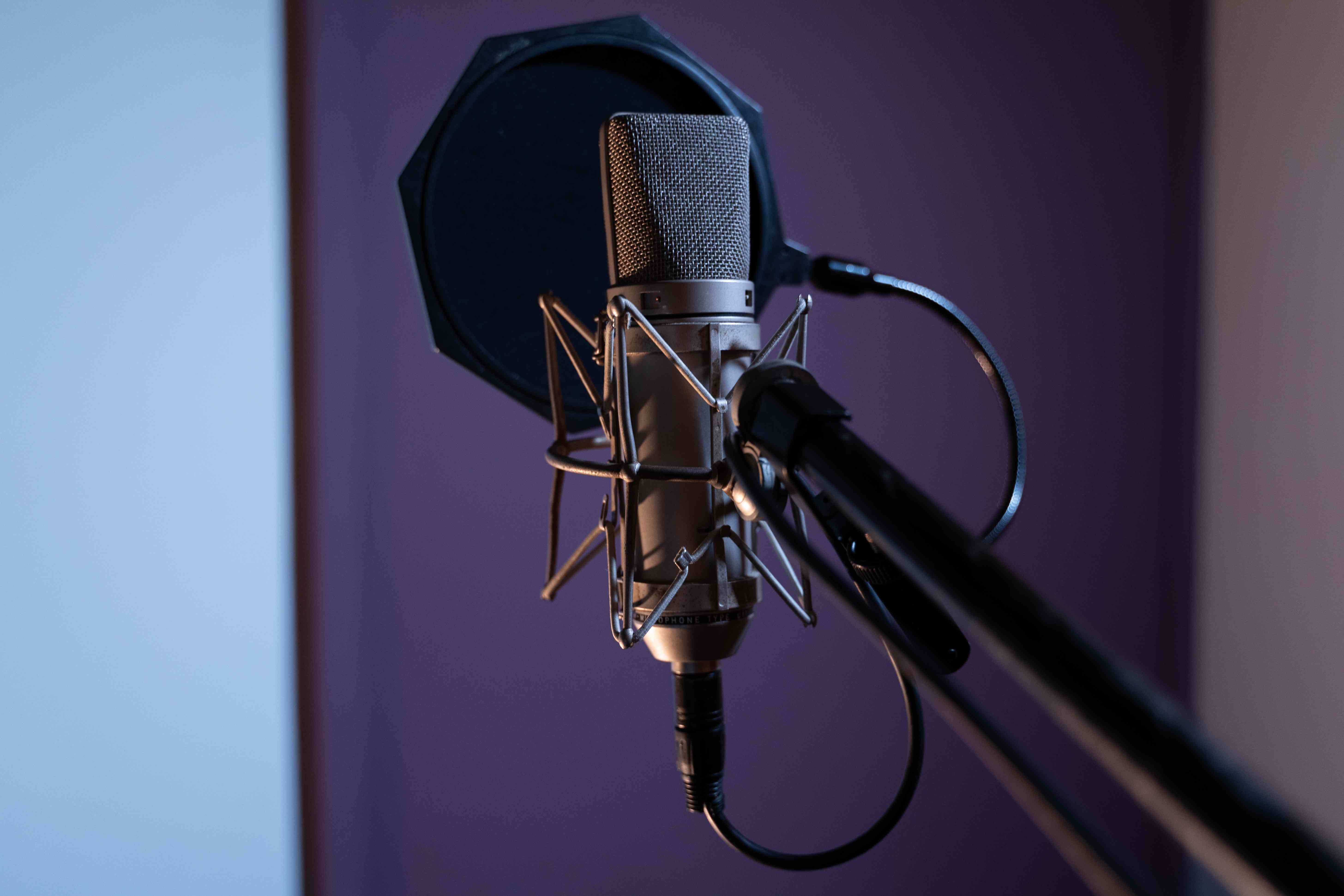 Microfone condensador em estúdio de gravação de música de podcast no ar