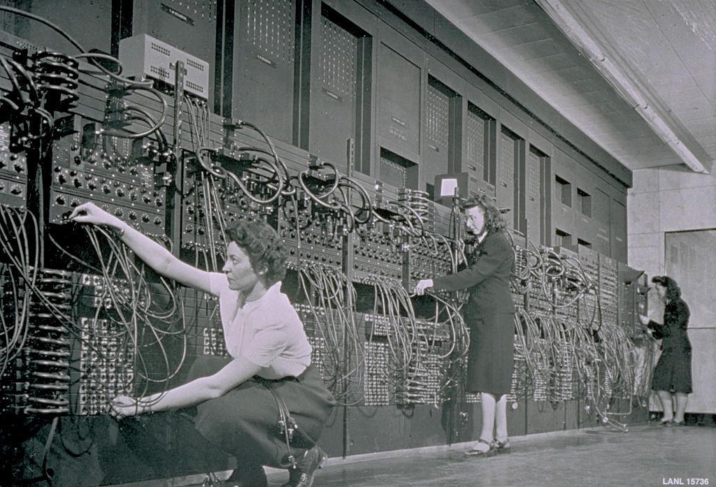Os programadores inserem um programa no ENIAC