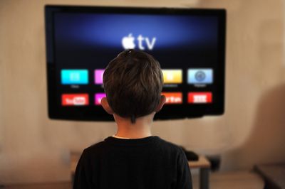 Um menino assistindo Apple TV