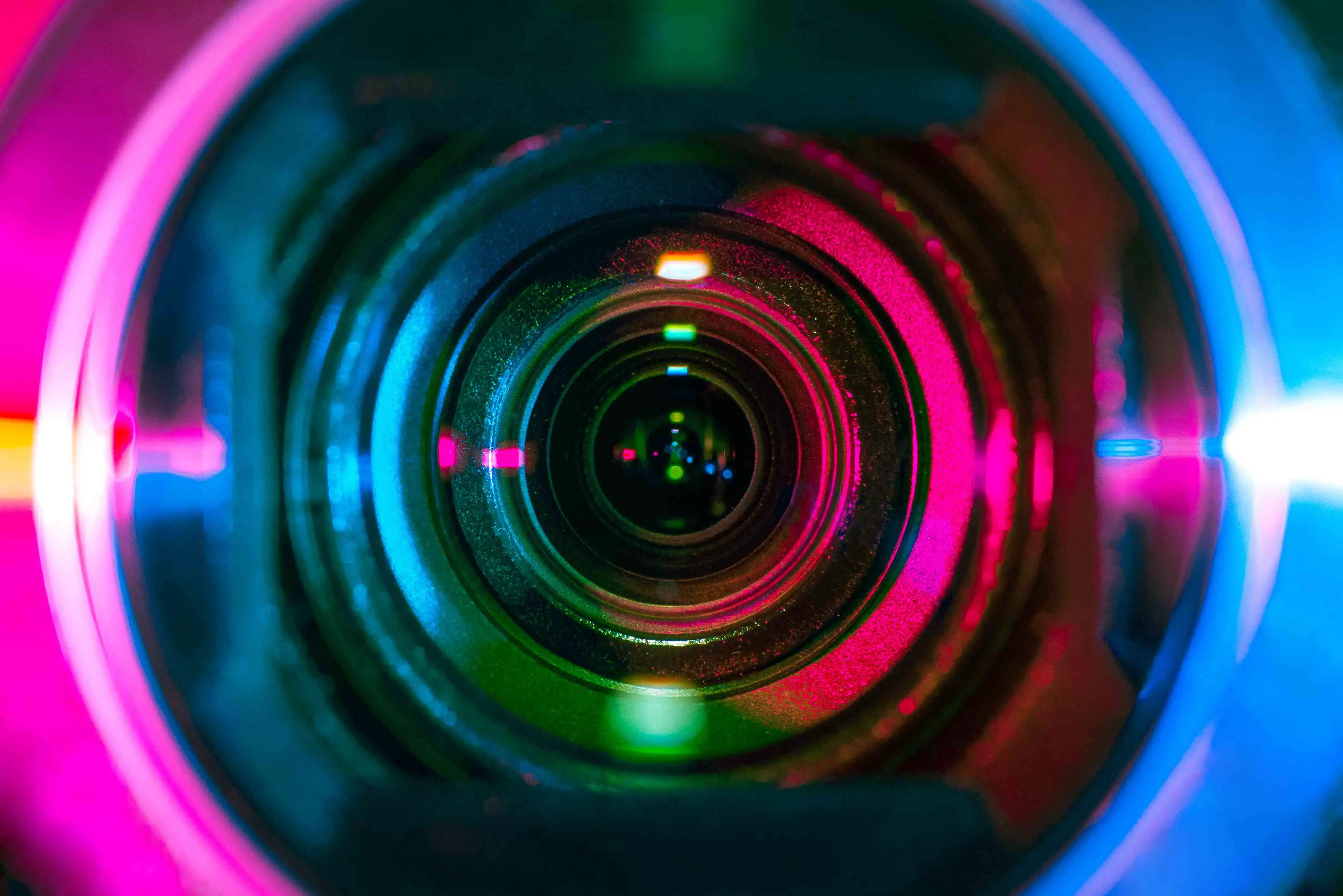 Fotografia de close-up extremo retratando o interior da lente de uma câmera