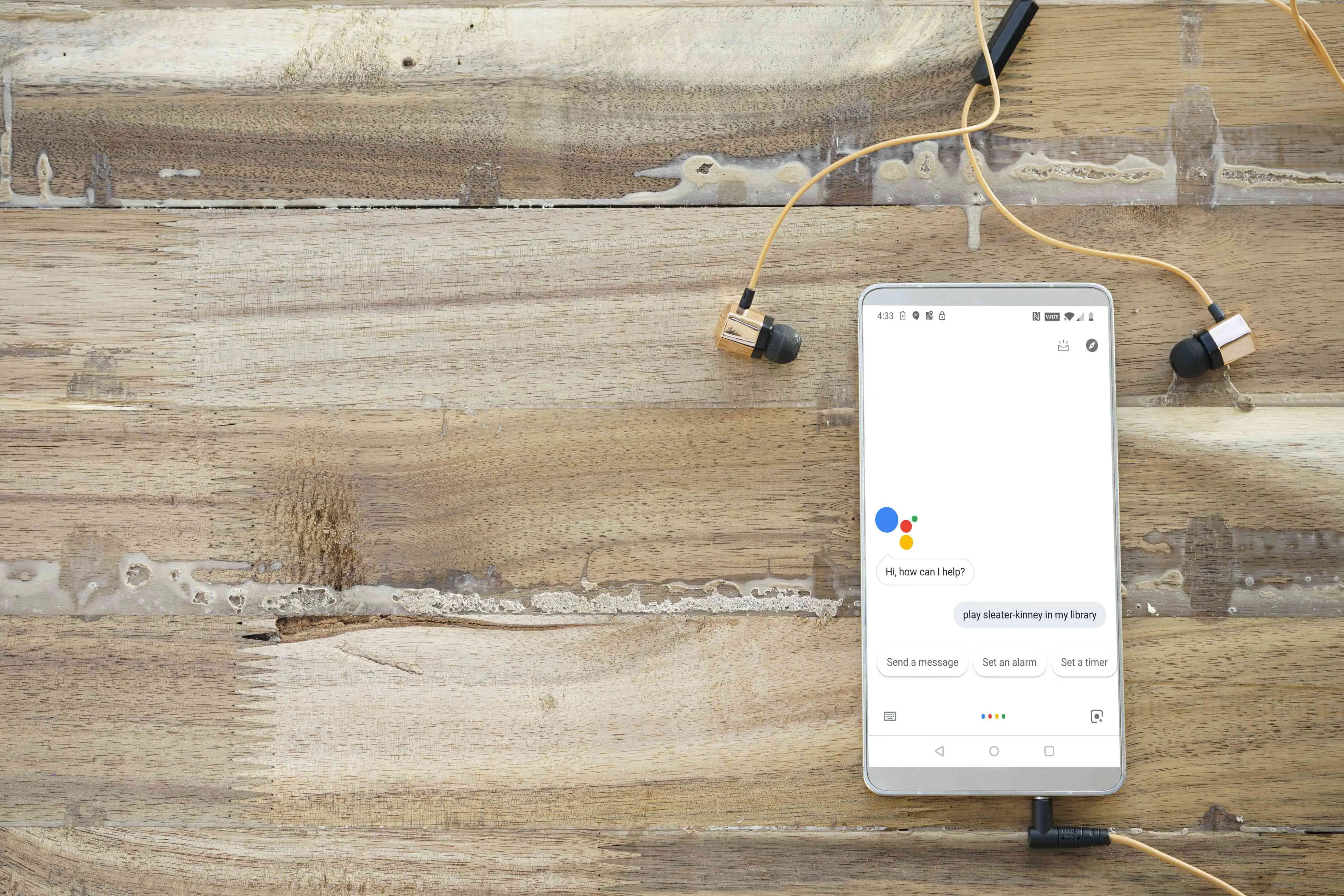 Um telefone sobre uma mesa com o Google Assistente falhando ao reproduzir música.