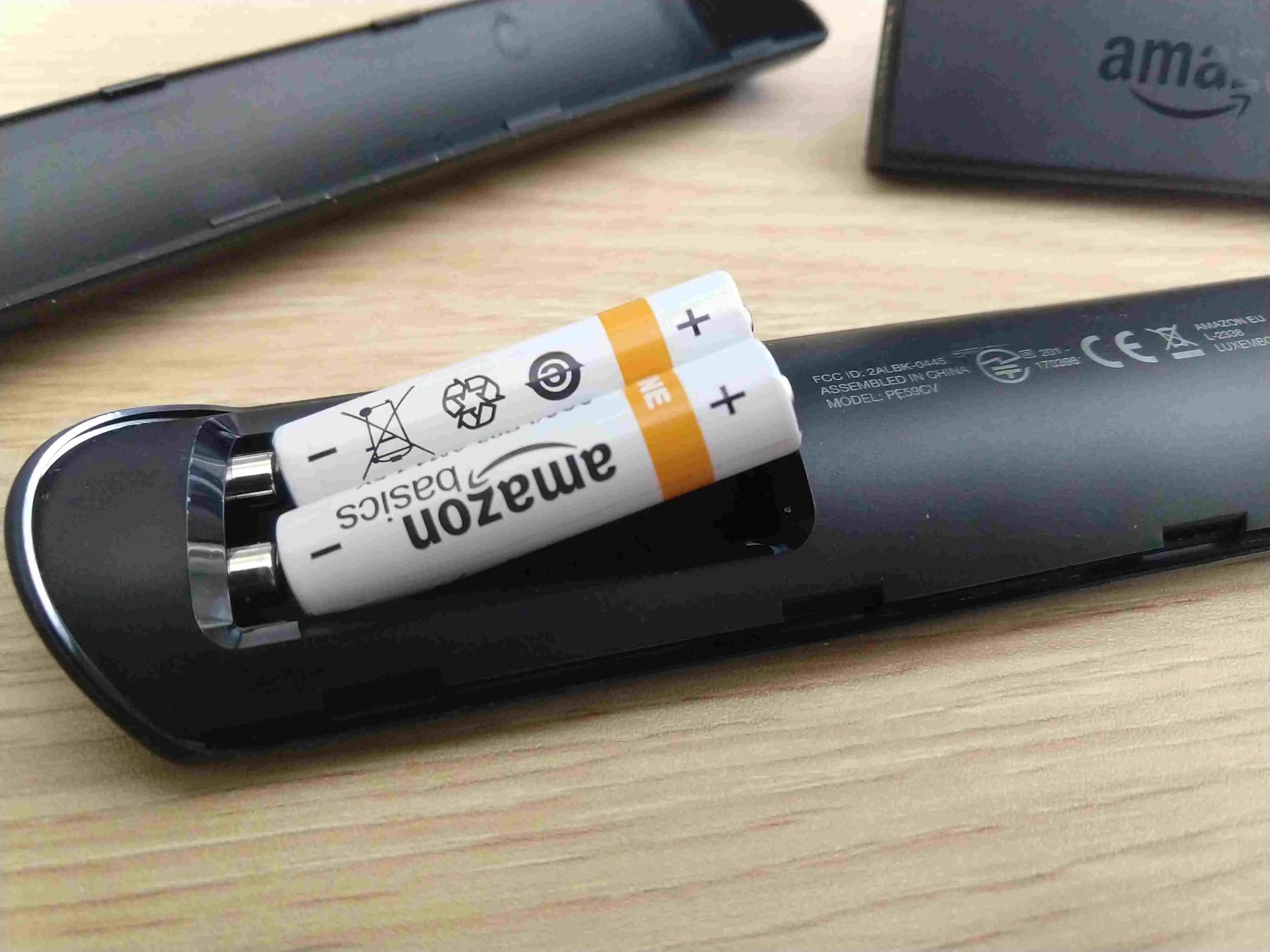 Uma fotografia das baterias em um controle remoto Fire Stick.