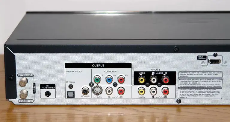 Parte traseira de um gravador de DVD mostrando as opções de conexão