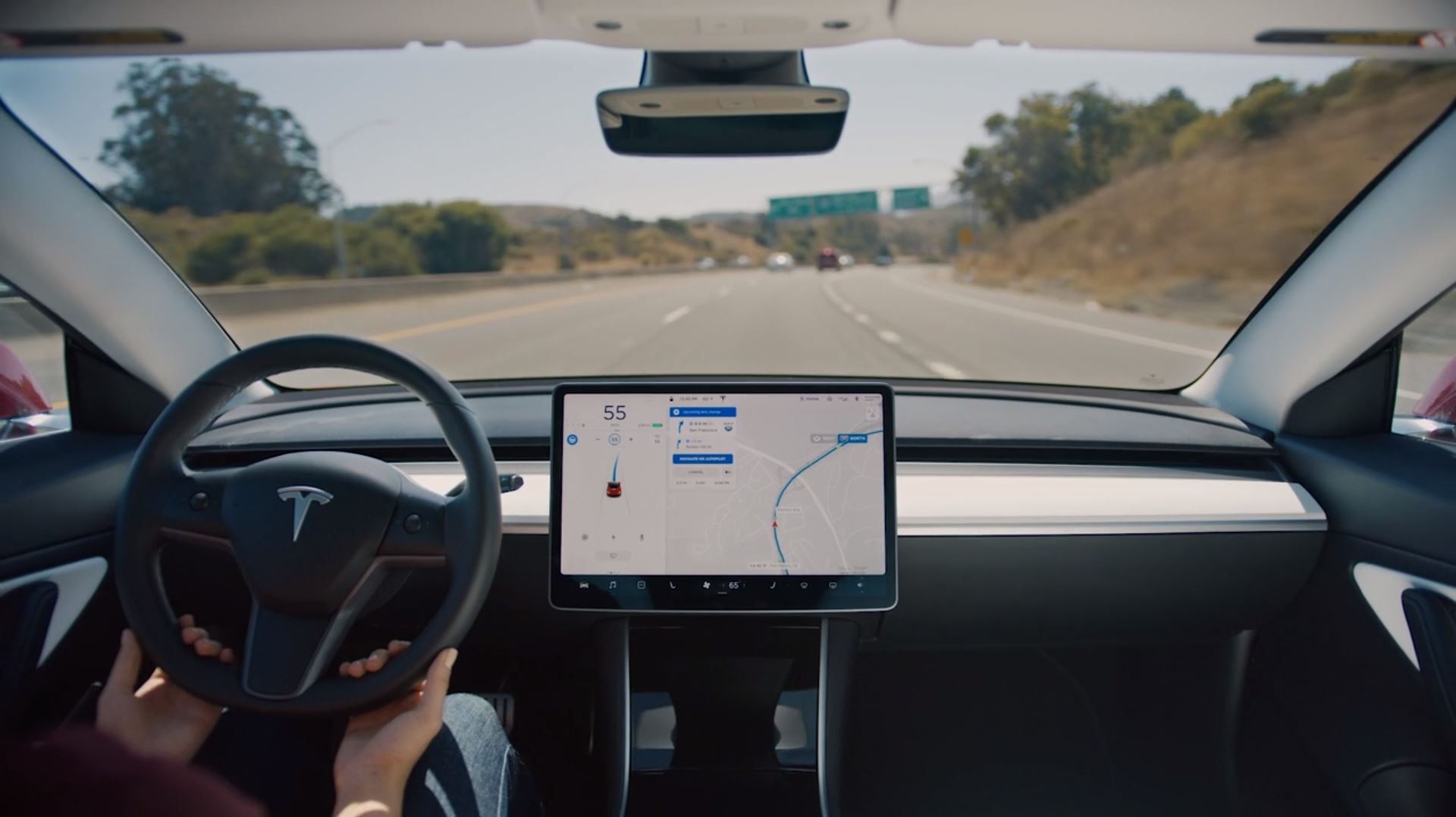 Tesla Autopilot engajado em uma rodovia.