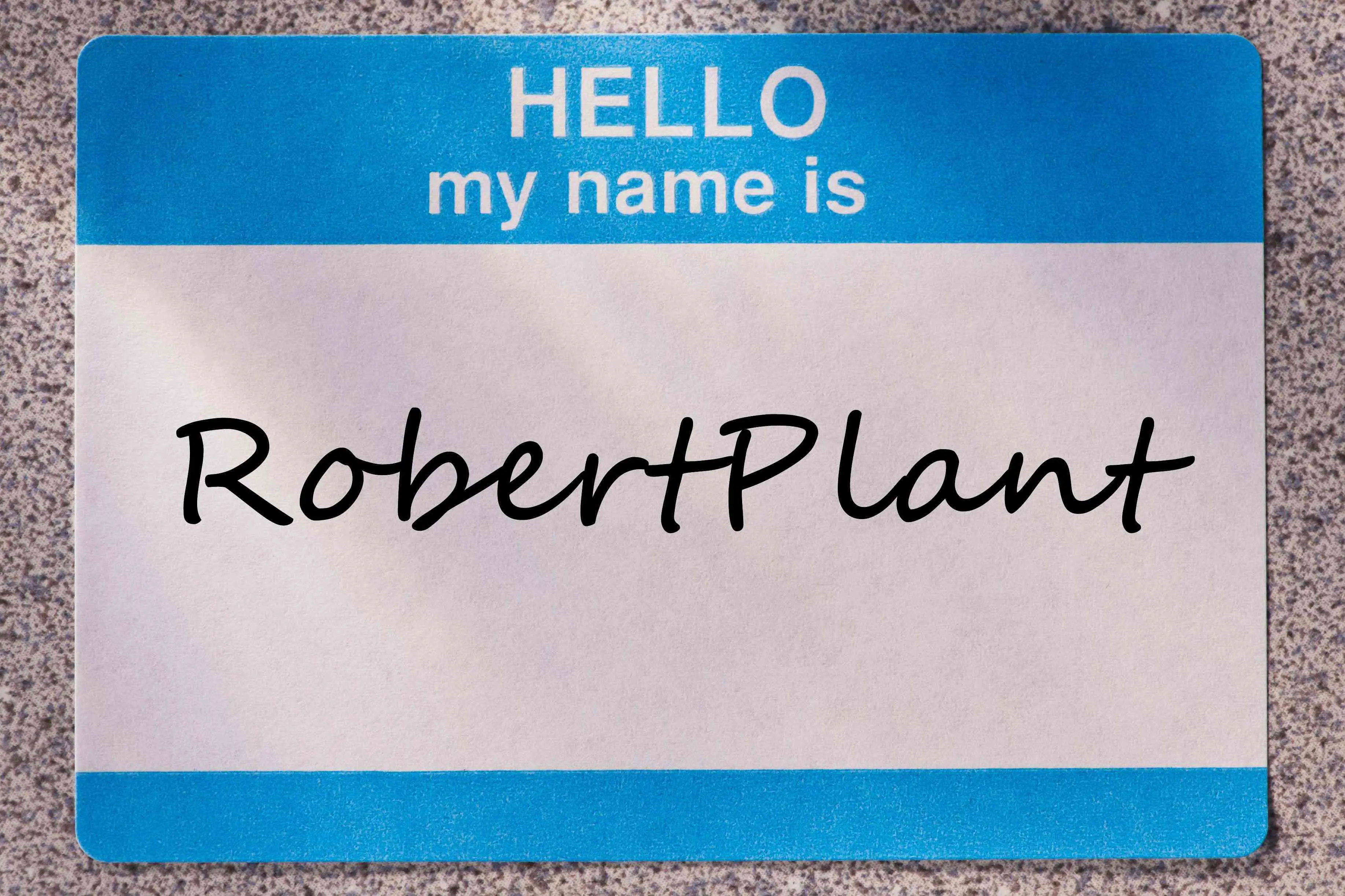 Close-up da tag de nome que diz OLÁ, meu nome é RobertPlant