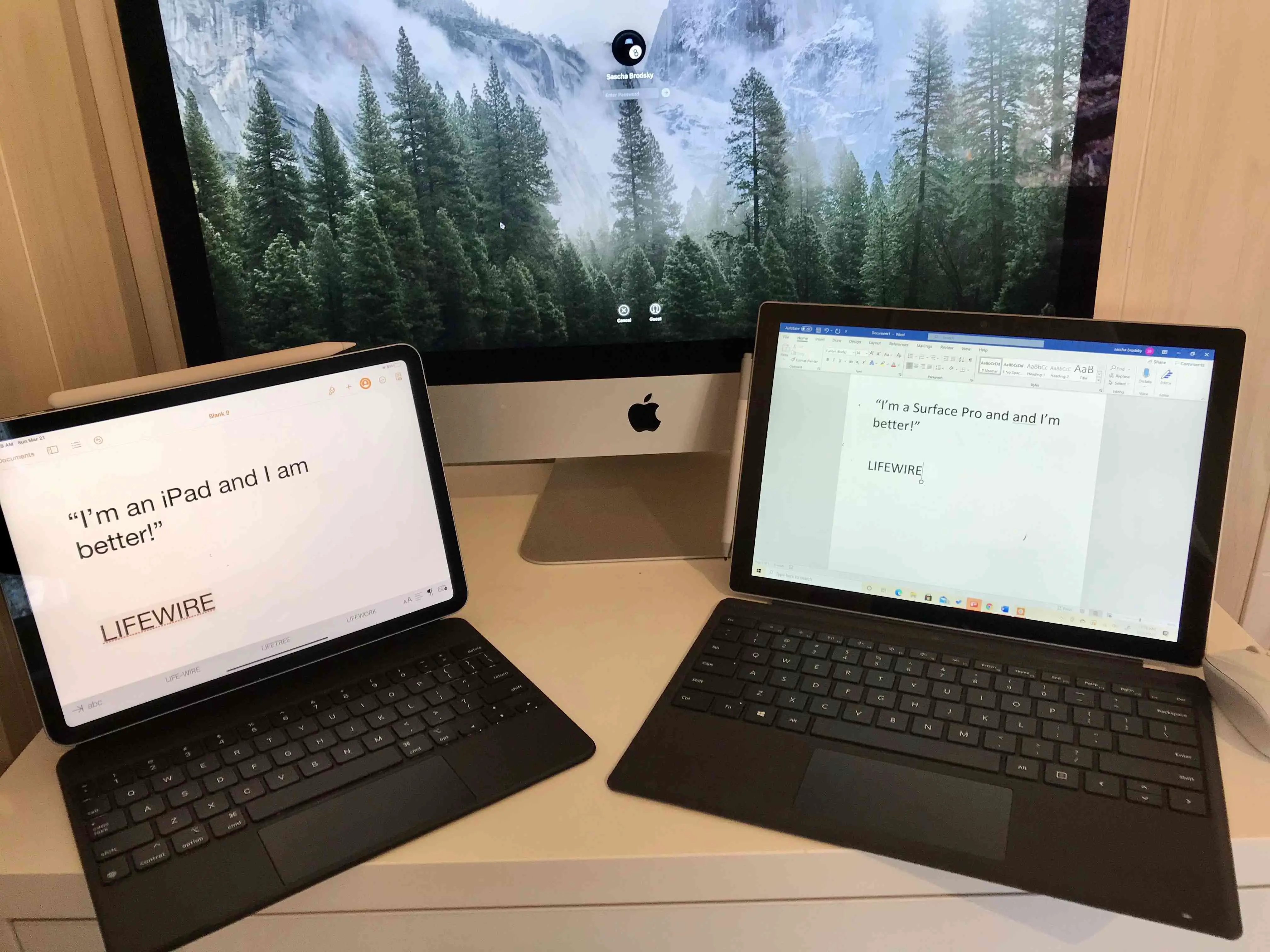 iPad Air com teclado e Surface Pro 7 com teclado lado a lado