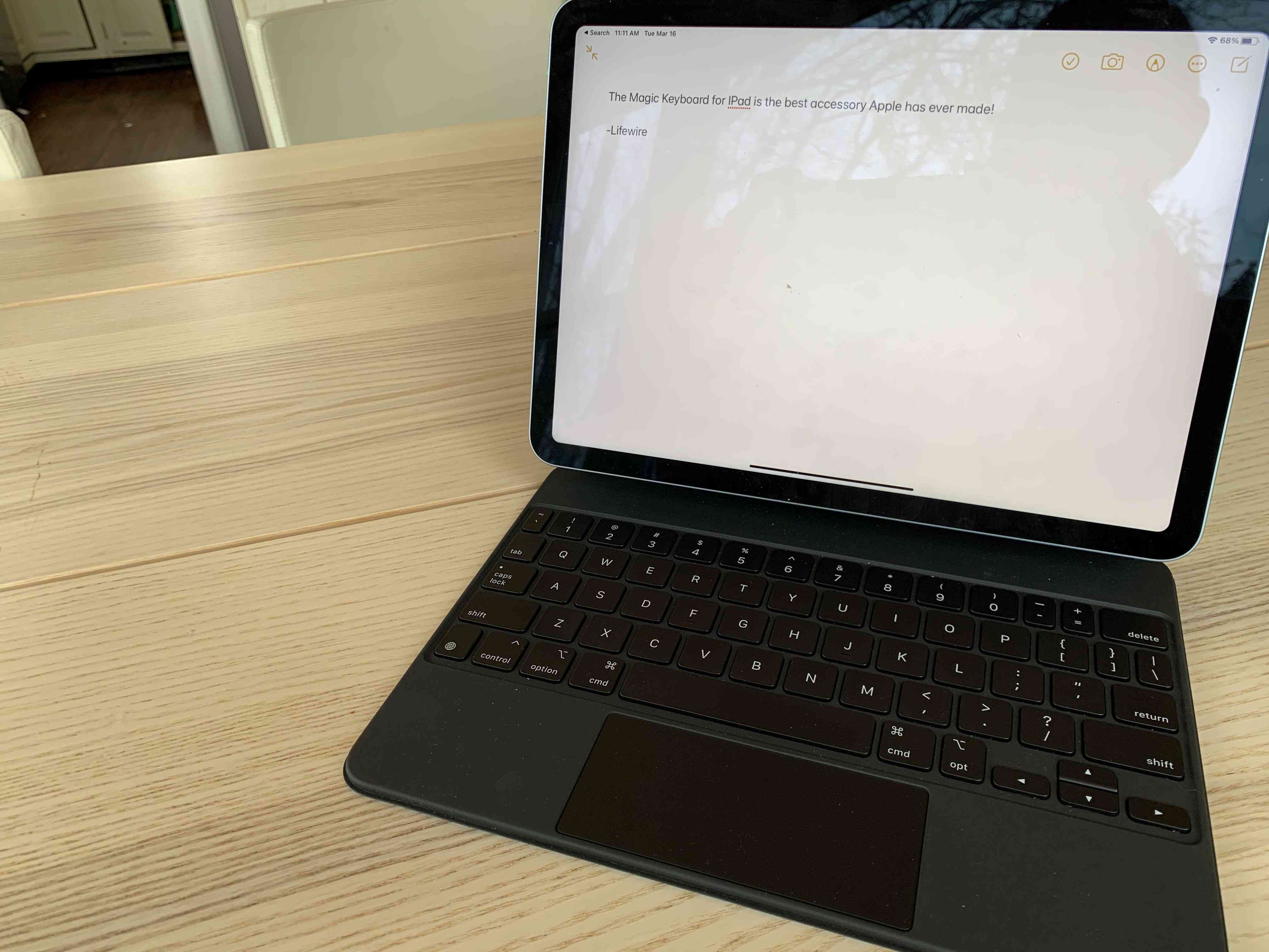iPad Air com teclado Apple Magic sobre uma mesa
