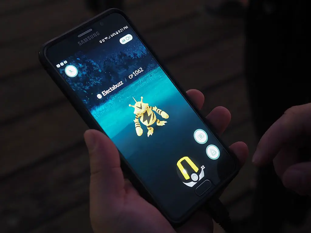 Pokémon Go rodando em um telefone Samsung com um Electabuzz na tela