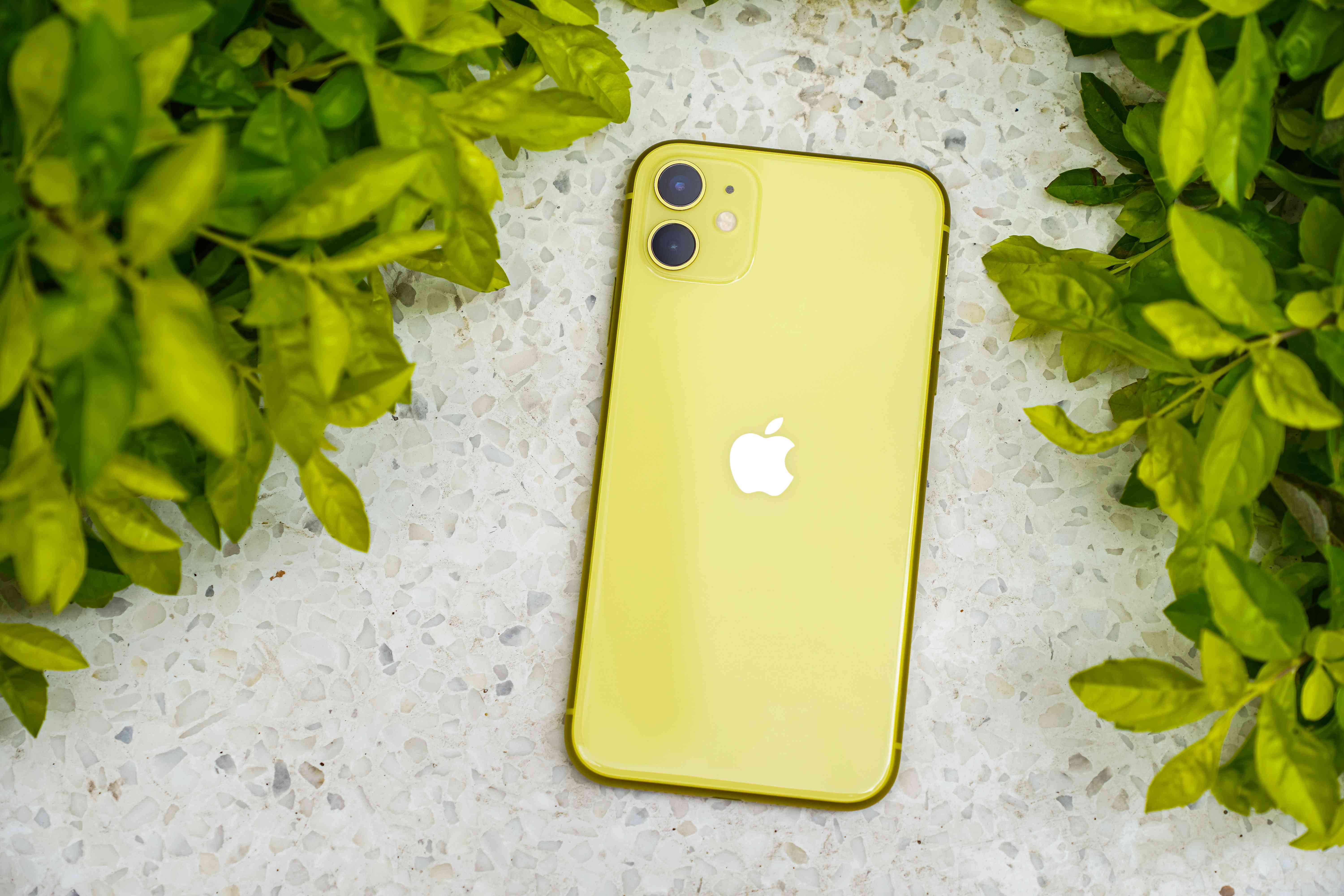 IPhone amarelo no chão