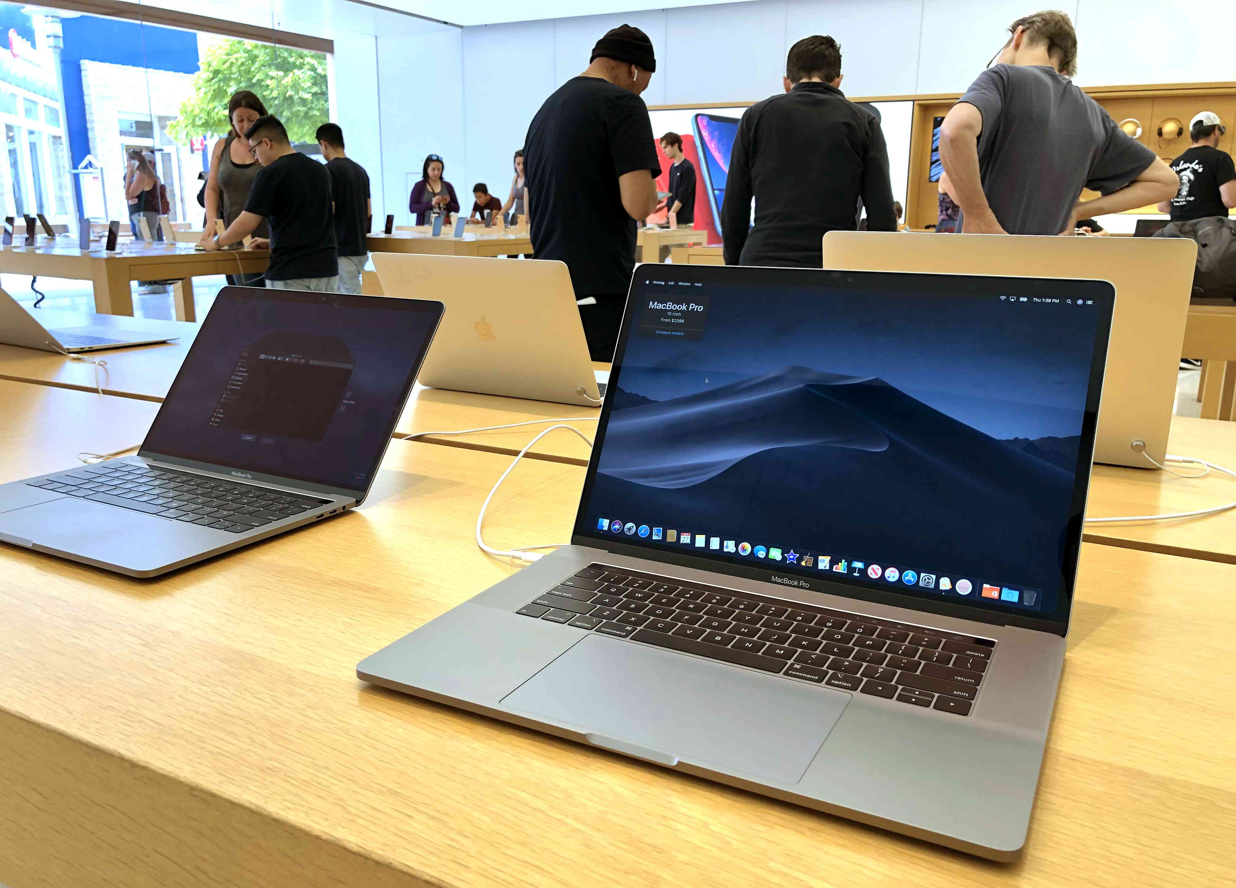 O laptop MacBook Pro é exibido em uma Apple Store