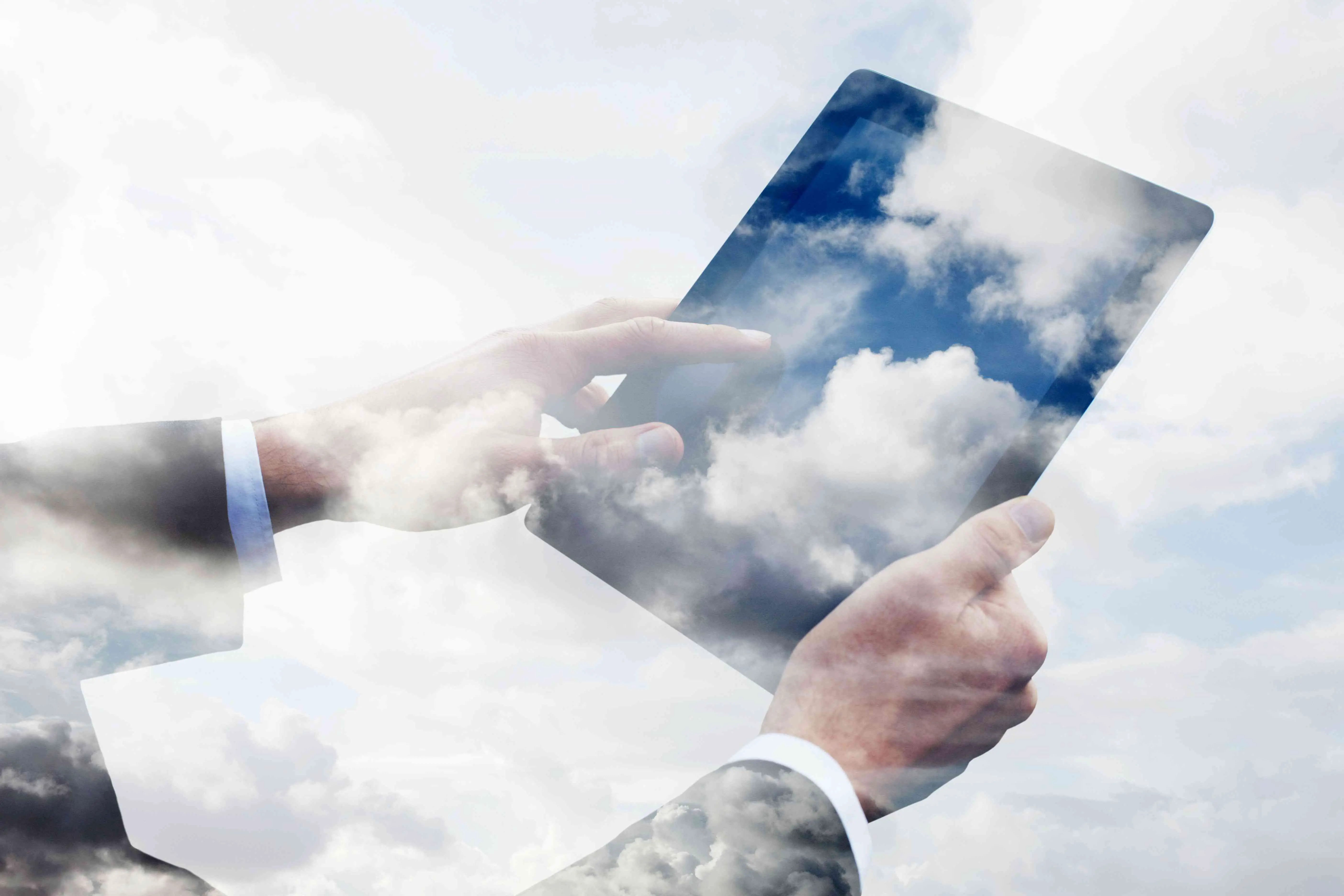 Homem de negócios usando tablet com nuvens.