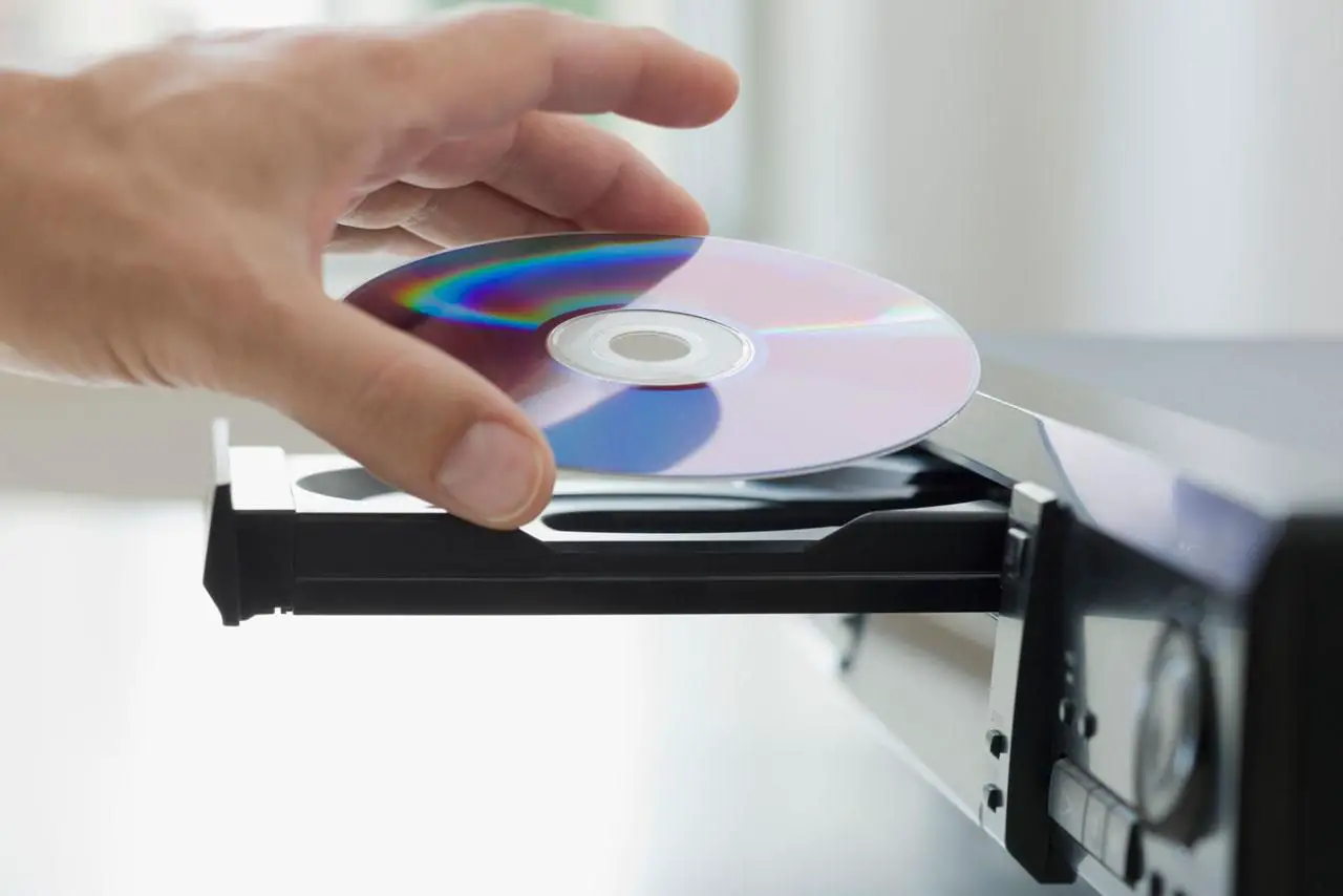 Inserindo DVD em DVD player ou gravador