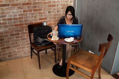 Mulher no computador em uma cafeteria
